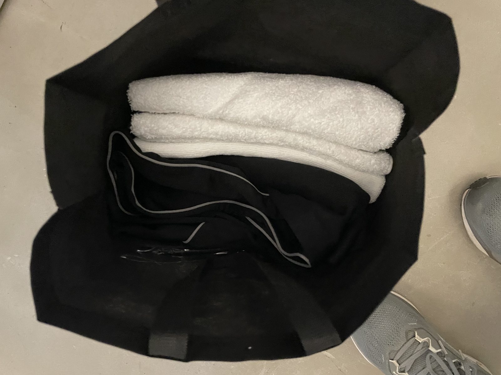 20:34 — 수건과 실내복까지 한 가방에 담아준다 (옷은 결국 안 썼다)