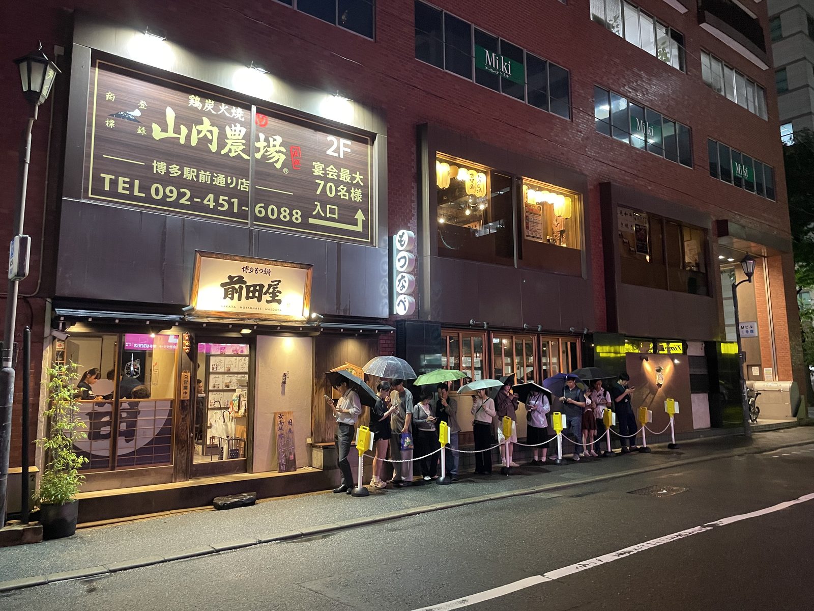 20:40 — 가는 길. 우산 쓰고 줄 서는 집들도 어렵지 않게 찾아볼 수 있었다