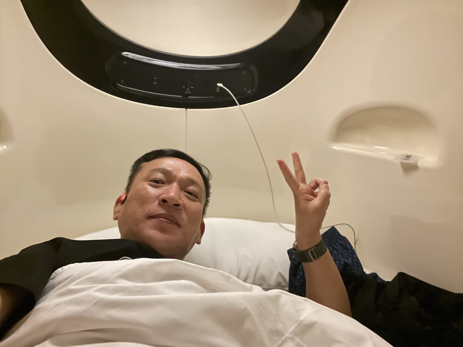 02:33 — 드디어 캡슐 속