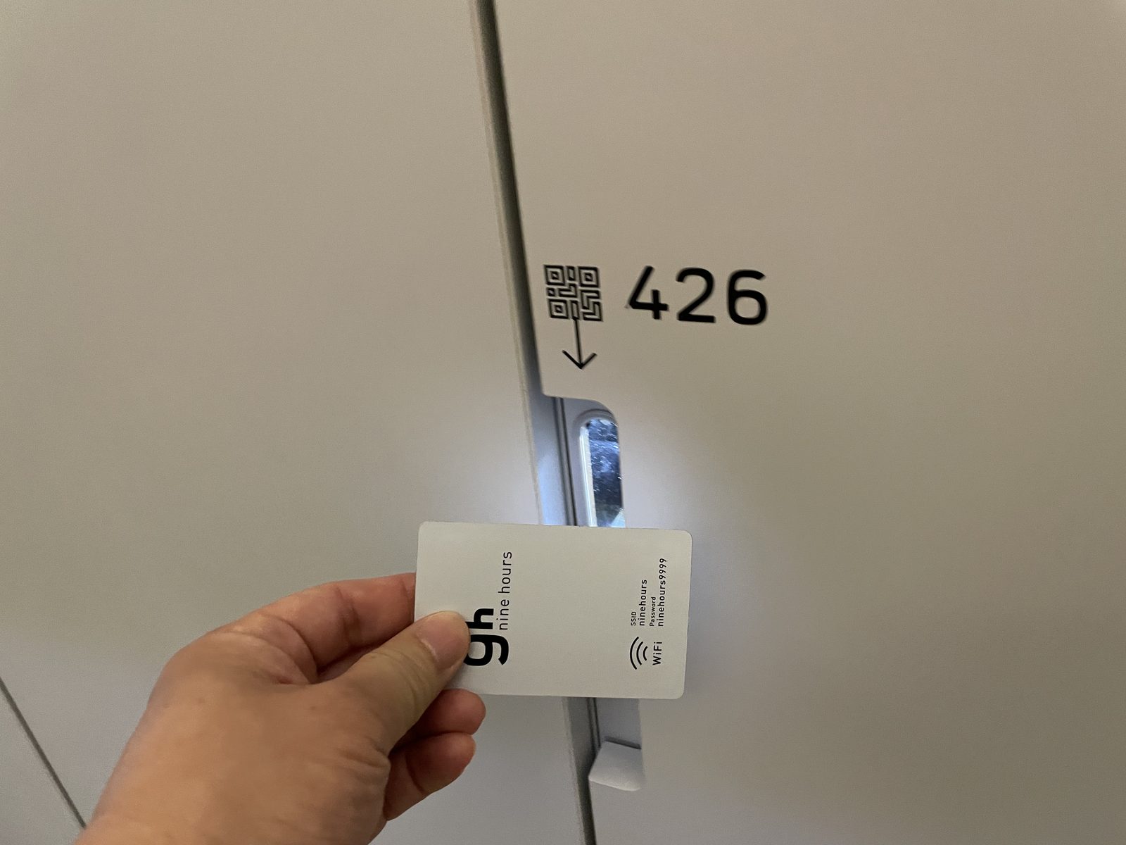 10:21 — 방 번호는 426. 카드를 대면 열린다