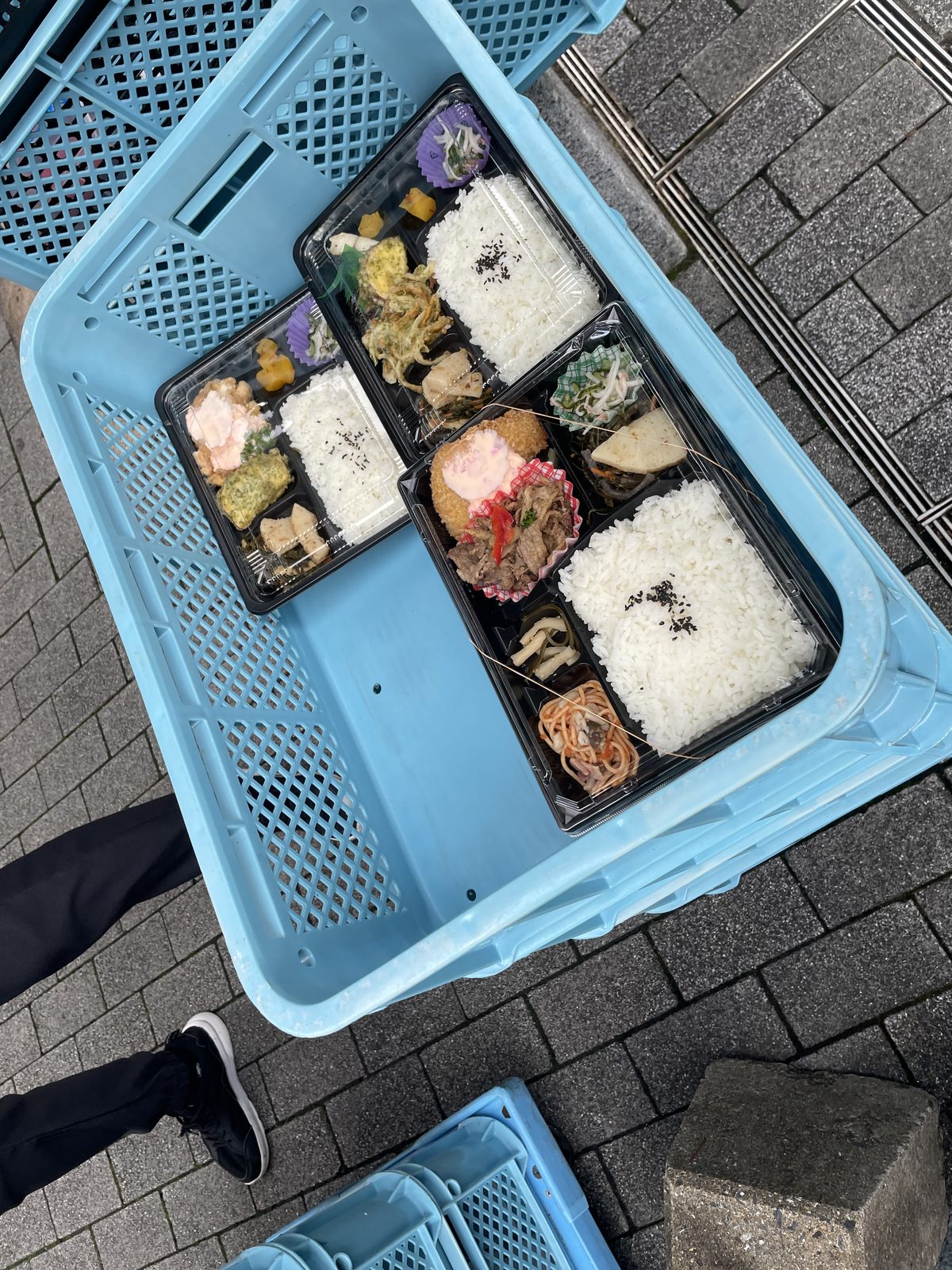 12:31 — 파란 바구니에 담긴 점심들