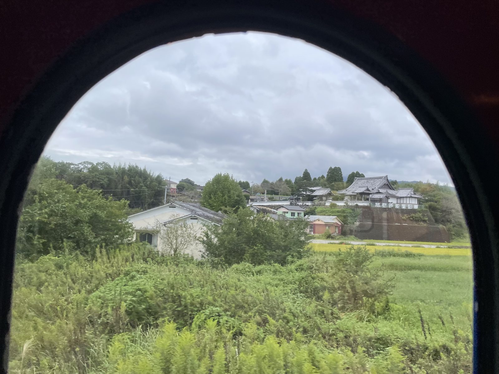 14:46 — 동그란 창. 풍경이 확실히 달라졌다