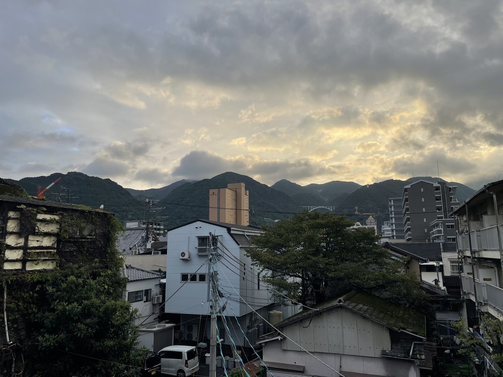 17:29 — 창밖. 이 풍경을 아흐레 동안 본다