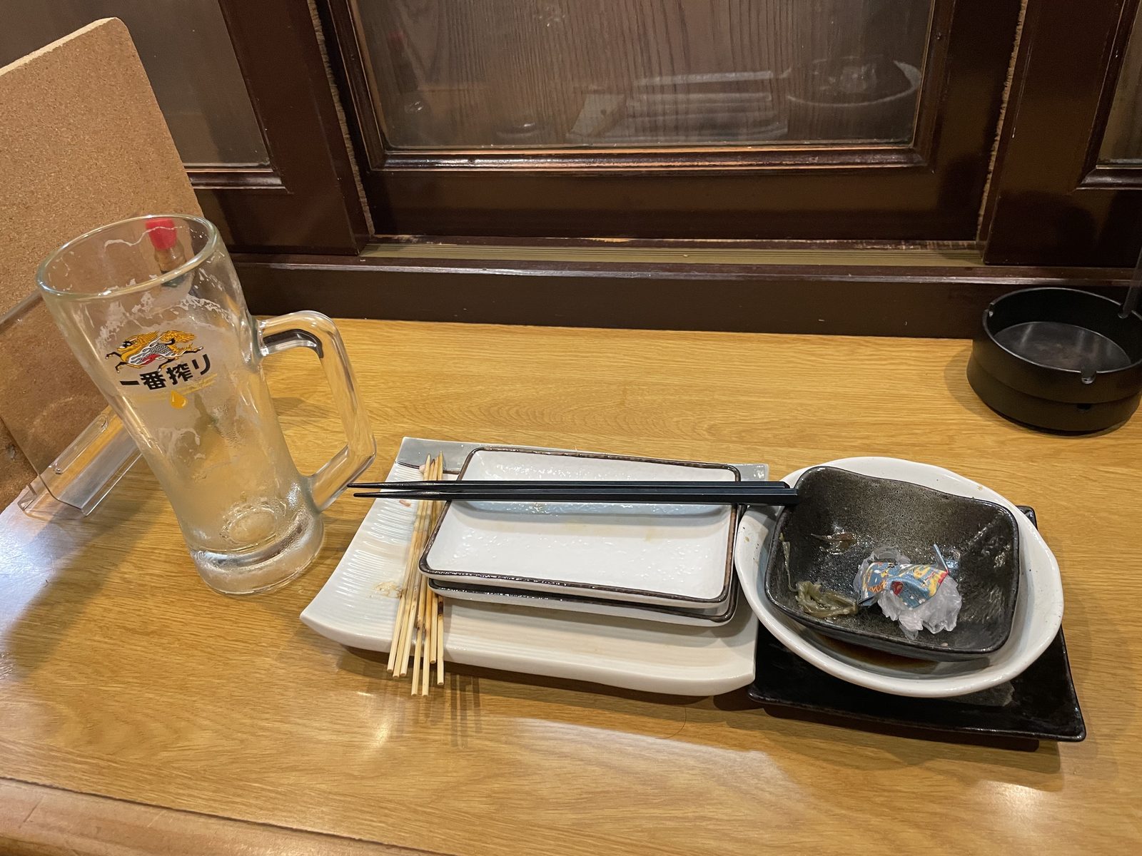 21:05 — 꼬치 일곱에 생맥주 두 잔, 2,990엔