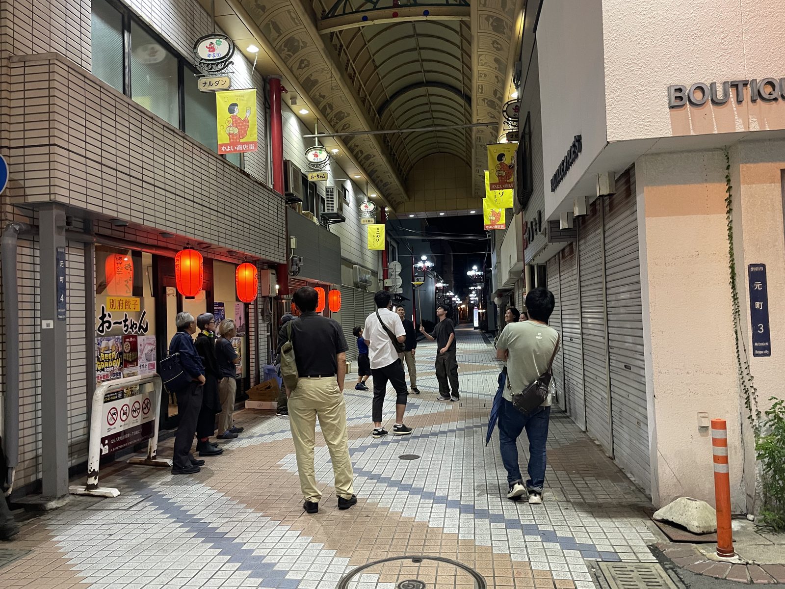 21:19 — 숙소로 가는 길목