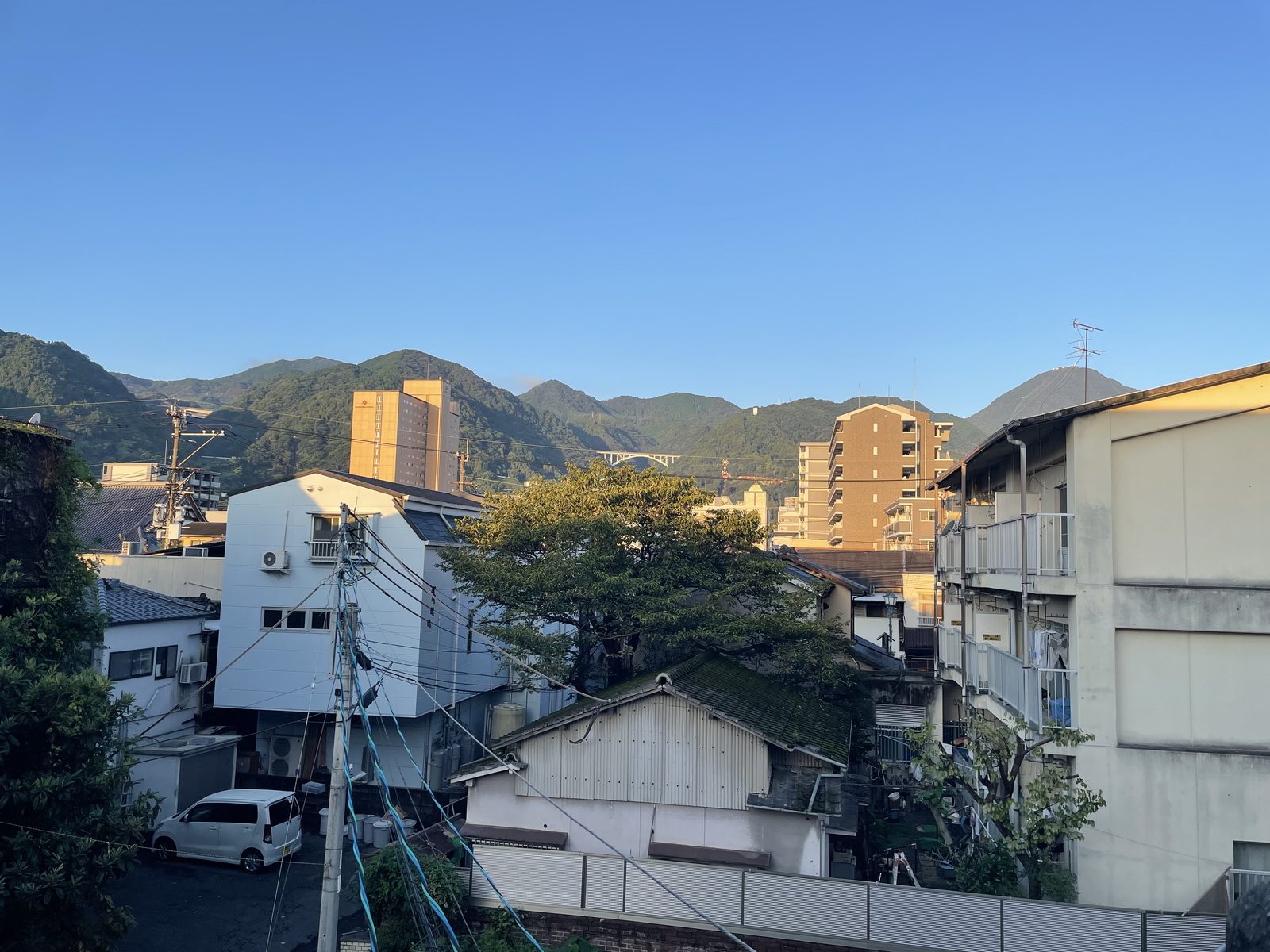 06:35 — 같은 창, 다른 하늘. 어제는 종일 흐렸다