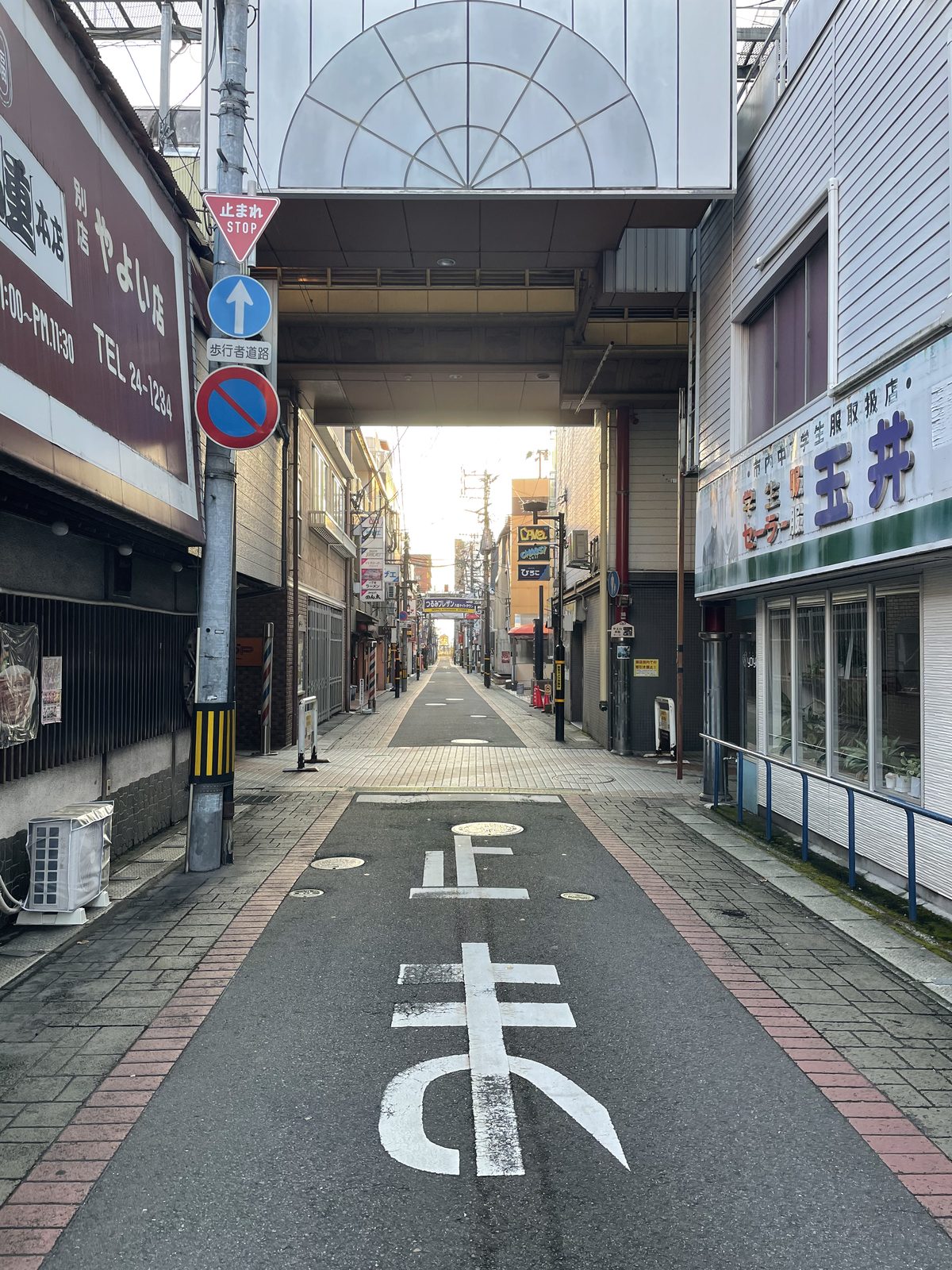 06:38 — 셔터가 다 내려간 상점가. 어젯밤의 그 길이다