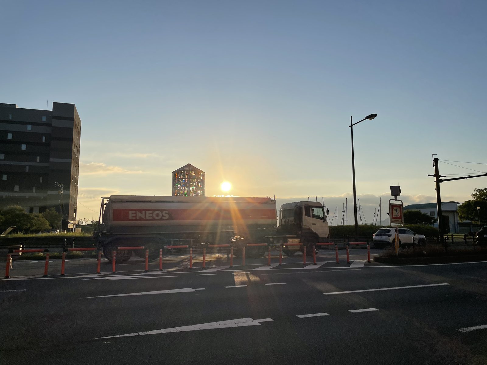 06:41 — 큰길 끝에서 해가 올라오고 있었다