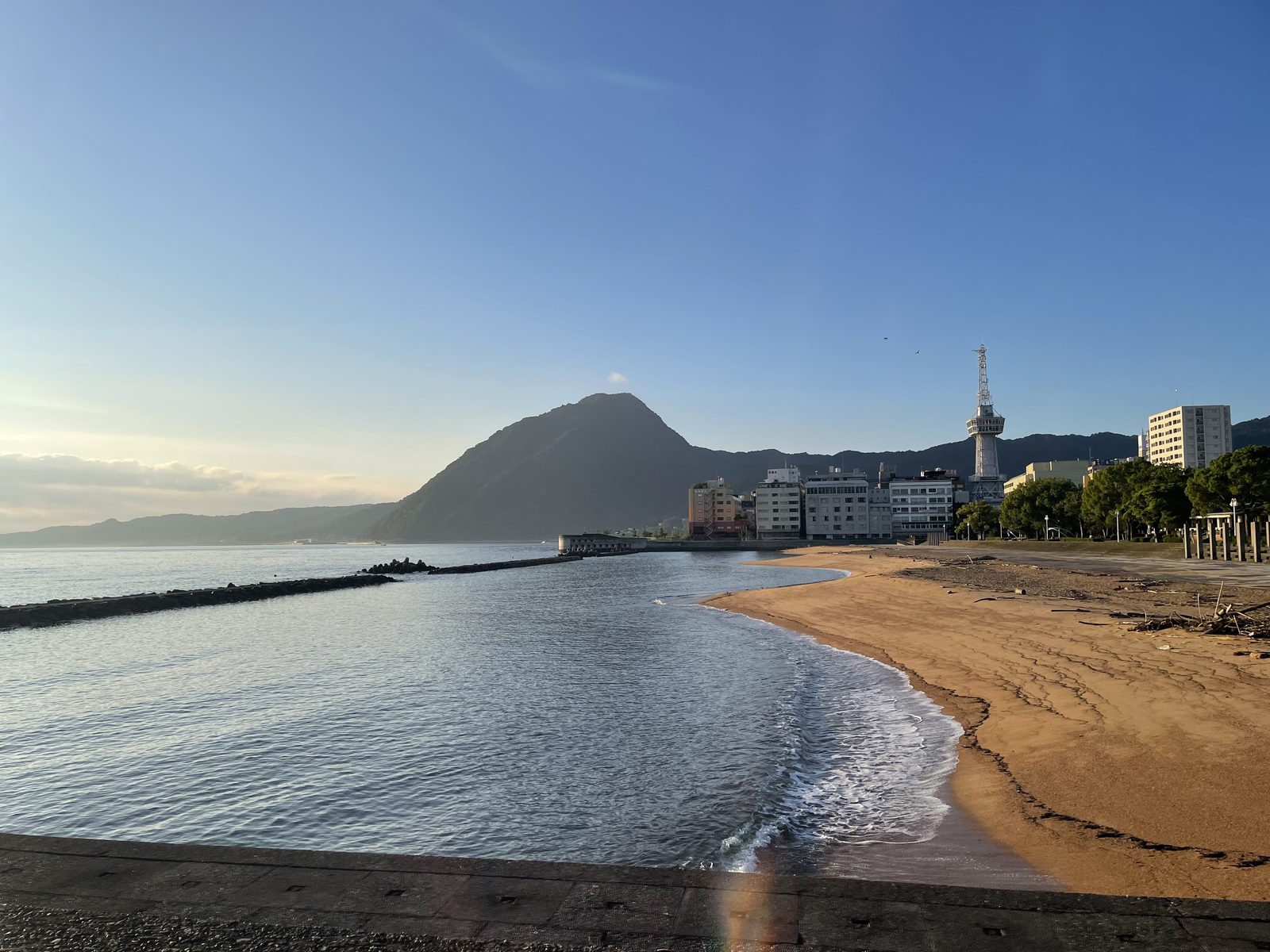 06:50 — 인공 백사장. 뒤로 보이는 게 쓰루미다케다