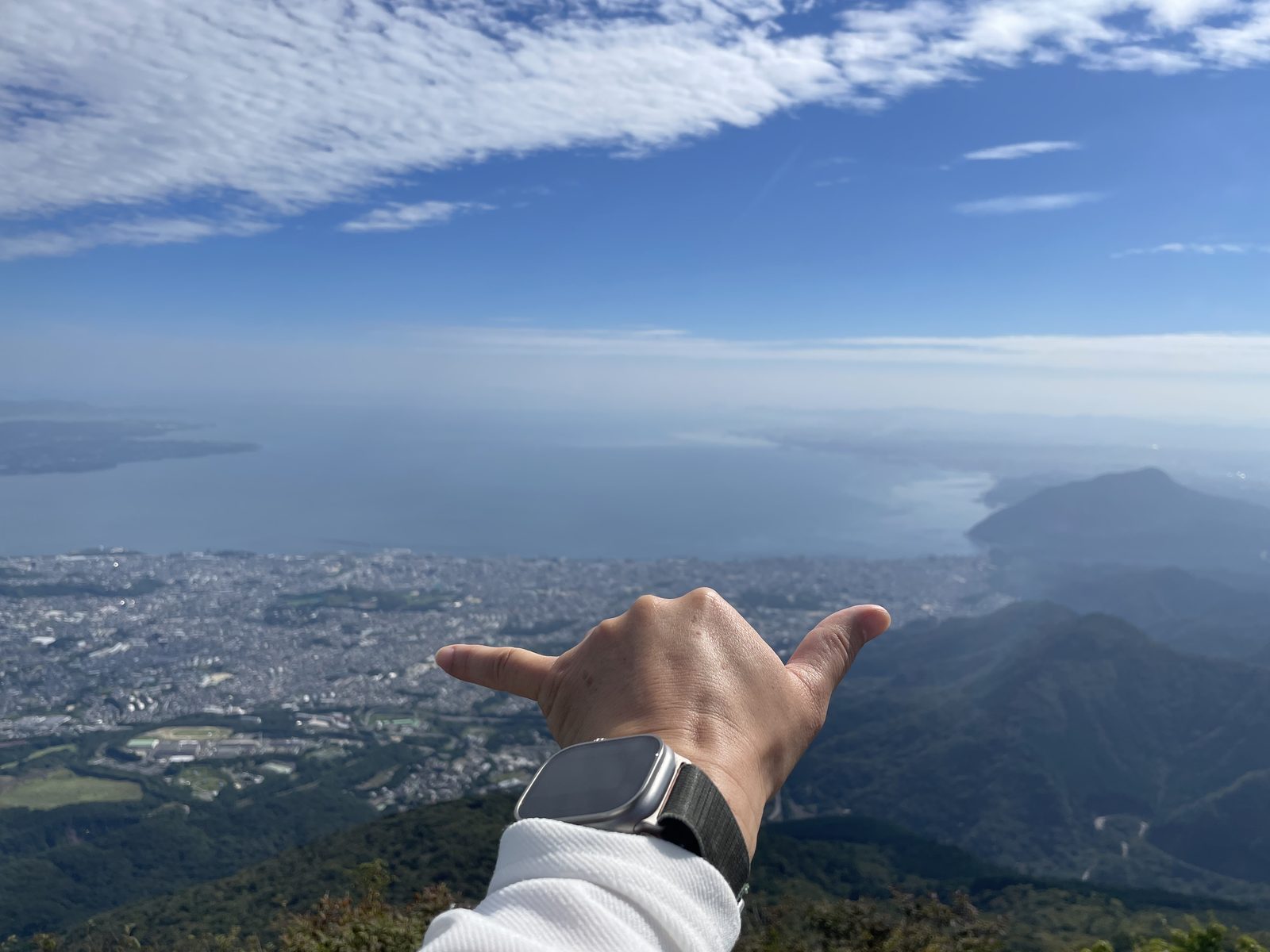 10:06 — 어제 달렸던 해변을 손으로 재봤다