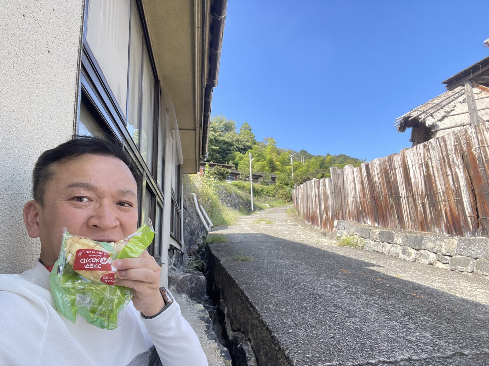13:36 — 아침에 산 간식. 버스를 기다리며